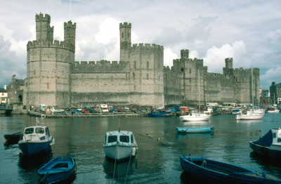 Caernarfon Castle, a headquarters of English rule in Wales. CC BY-SA 3.0 image from Wikipedia. 